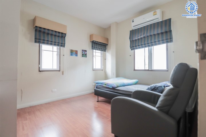 *****บ้านเดี่ยวมือสองนนทบุรี ทำเลโซนเมือง! แบรนด์ แสนสิริ* ม.บุราสิริ สนามบินน้ำ บ้านต่อเติมพร้อมอยู่ บนเนื้อที่ 112 ตร.ว. ฟังก์ชั่น 7 ห้องนอน 7 ห้องน้ำ 4 ที่จอด ภายในกว้างขวางเแบ่งเป็นสัดส่วน แถมฟรี !! เครื่องปรับอากาศ 10 เครื่อง, เครื่องทำน้ำอุ่น 5 เครื่อง บิ้วท์อินท์จัดเต็มทั้งหลัง! บนสุดยอดทำเลทอง ใกล้เซ็นทรัลรัตนาธิเบศร์ และ MRT สายสีม่วง "สถานีแยกนนทบุรี1"